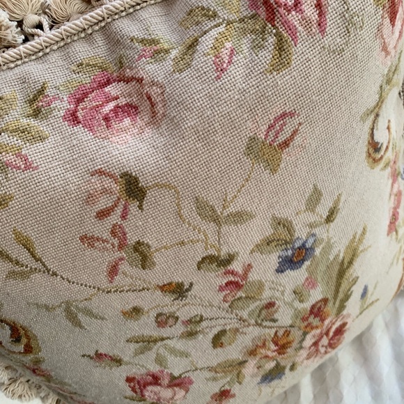 Petit Point Pillow. Floral design. Velvet back - Picture 3 of 4